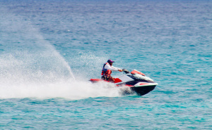 U špici sezone morsko divljanje na vrhuncu: Evo kolike su kazne za neodgovorne vozače glisera