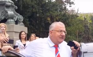 Srbijanski književnik dobio bh. državljanstvo, iako je javno podržavao Šešelja tokom haškog procesa