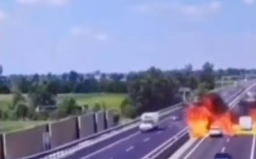 Objavljen snimak stravične nesreće: Avion se srušio na autoput