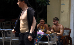 Šetnja bez majice skupo će vas koštati: Kazne i do 130 eura u popularnim turističkim gradovima