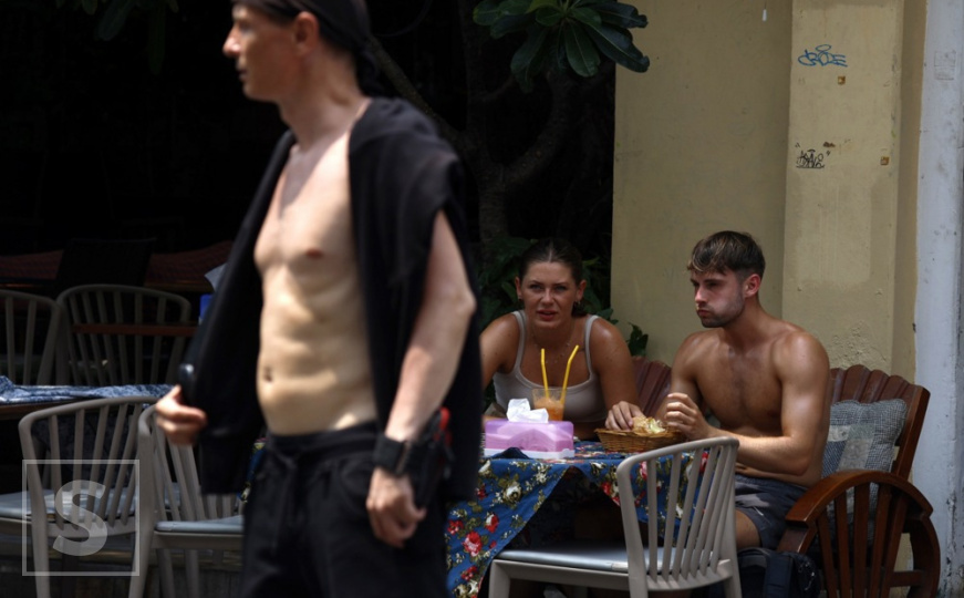 Šetnja bez majice skupo će vas koštati: Kazne i do 130 eura u popularnim turističkim gradovima