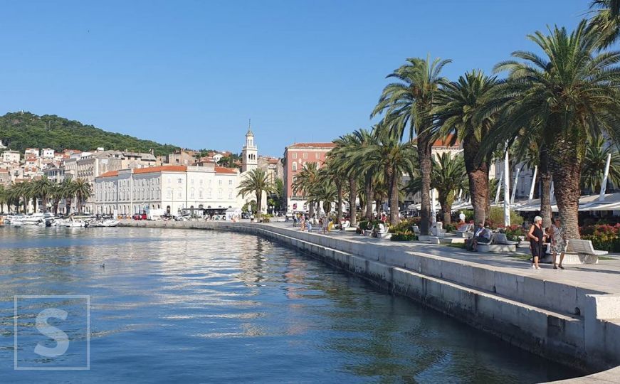 U splitskom neboderu ostavljene upute za turiste: "Dvorišta crkvi nisu toaleti"