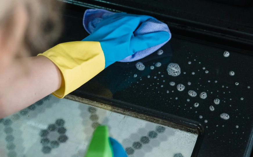 Genijalni trik za savršeno čistu rernu bez ribanja: Potrebne dvije namirnice koje imate već u domu