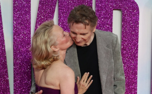 Pao poljubac: Pamela Anderson usrećila Liama Neesona nakon što je priznao da je zaljubljen u nju