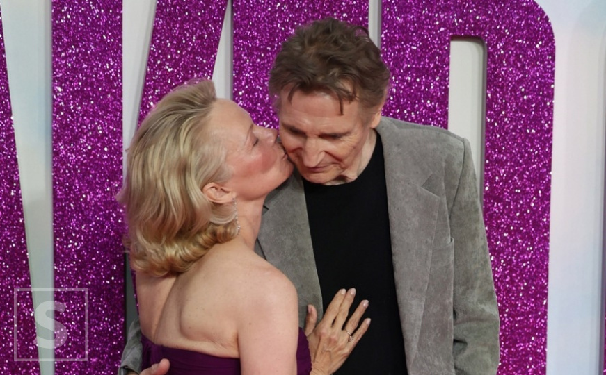 Pao poljubac: Pamela Anderson usrećila Liama Neesona nakon što je priznao da je zaljubljen u nju