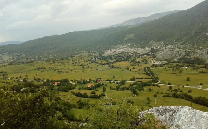 Užas u bh. susjedstvu: Posvađao se sa suprugom pa ubio kćerku (2) i počinio samoubistvo