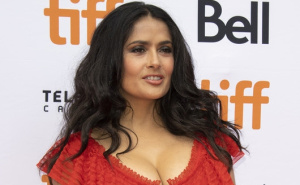 Zavodljiva Salma Hayek u bijelom bikiniju: Milion ljudi lajkovalo ples koji je zaludio internet