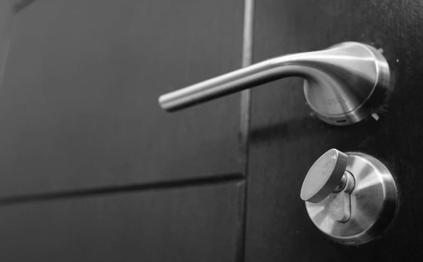 Novi trik provalnika u susjedstvu: Ako ovo primijetite na vratima, odmah pozovite policiju