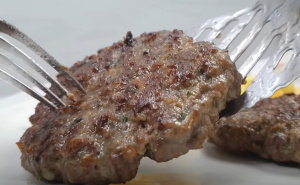 Kako napraviti savršeno sočnu gurmansku pljeskavicu: Tajna je u ovome