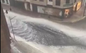 Usred ljeta prizori kao iz zime: Led prekrio ulice najtoplije zemlje Europe