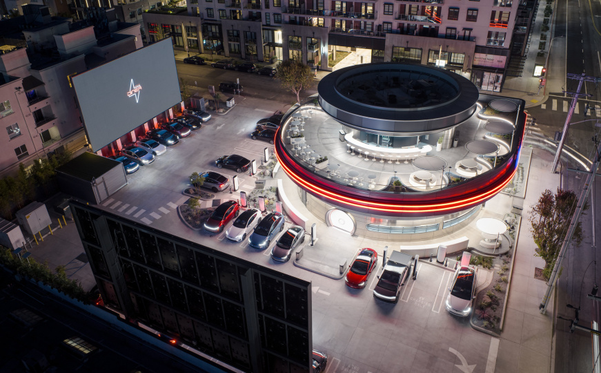 Retro-futuristički objekat: Pogledajte kako izgleda Teslin 'drive in' restoran, robot služi kokice