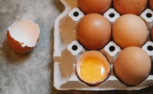 Znate li pravilno razbiti jaje? Ovo je najčešća greška koju mnogi prave