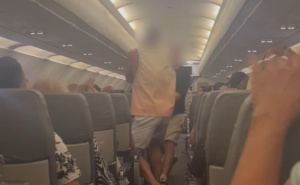 Objavljen snimak incidenta na Ryanairovom letu: Dvojica muškaraca izazvala potpuni haos, pogledajte