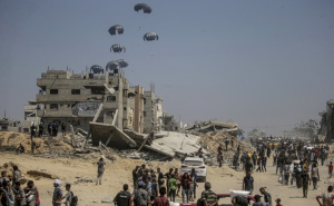 Palestinci počeli dobijati humanitarnu pomoć: Pakete zrakom dostavili Jordan i UAE