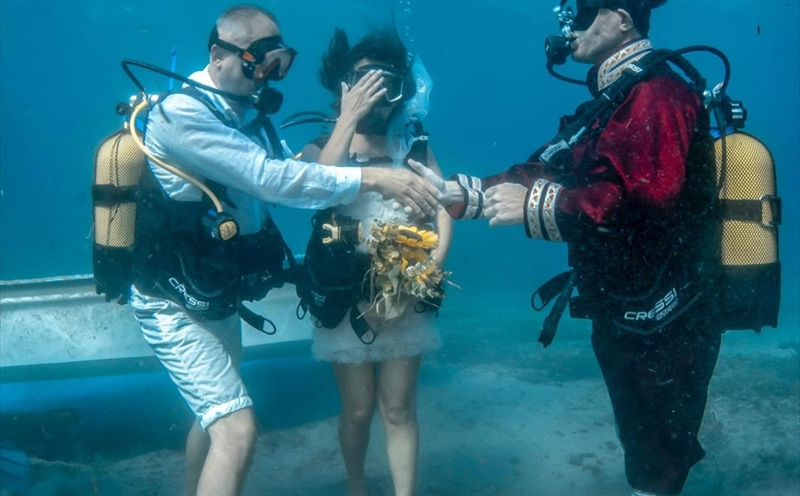 Vjenčanje pod vodom: Par iz Turske doslovno zaronio u brak, rekli "da" u dubinama Egejskog mora
