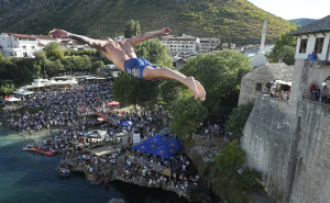 Više od 5.000 gledalaca u Mostaru: Održani tradicionalni 459. skokovi sa Starog mosta