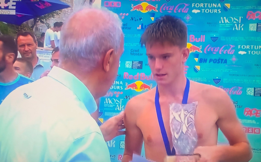 Ovo je najmlađi učesnik skokova sa Starog mosta: 13-godišnjak osvojio publiku i sudije