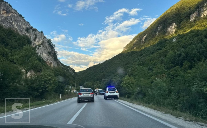 Nesreća na bh. cesti: BMW se prevrnuo od siline udara