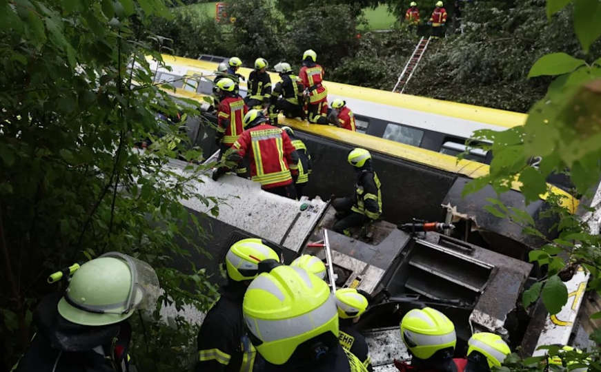 Tragedija u Njemačkoj: Putnički voz iskočio iz šina, ima više poginulih