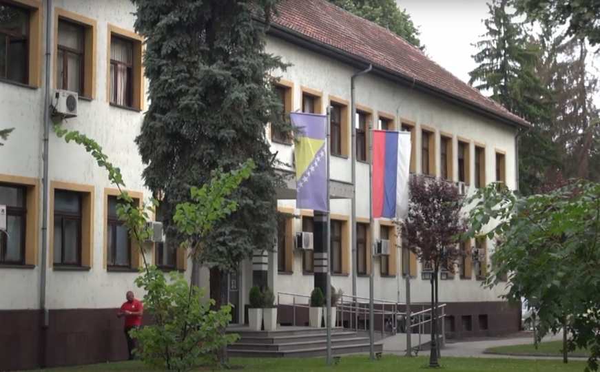 Cirkus u Skupštini Grada Teslića: Ne zna se ko je vlast, a ko opozicija; sjednice na stadionu