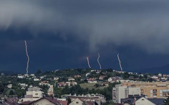 Više od 2.500 munja iznad Istre: Nevrijeme izazvalo probleme, meteoalarm na snazi