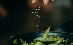 Kada je pravo vrijeme za soljenje hrane tokom kuhanja? Evo šta kažu stručnjaci