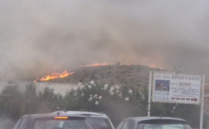 Veliki požar u Dalmaciji: Na terenu 30 vatrogasaca, ljudi bježe iz kampa, zatvorena magistrala