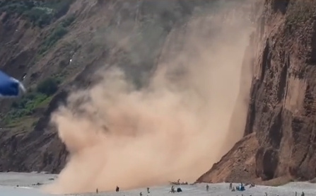 Objavljeni dramatični snimci: Urušila se ogromna litica, ljudi panično bježali u more