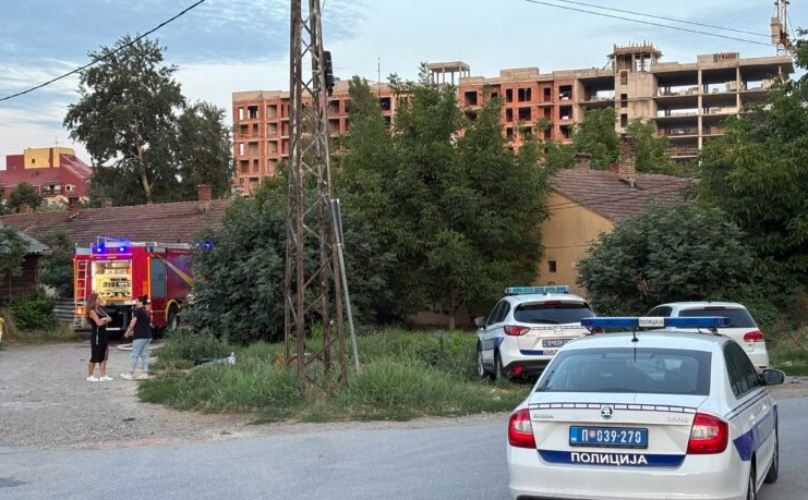 Drama u Novom Sadu: Muškarac pucao na vatrogasce, ranio mladića, pa se zabarikadirao