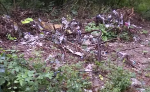 Tužno: Uz rijeku Doljanku i dalje stoji smeće nakon oktobarskih poplava u Jablanici