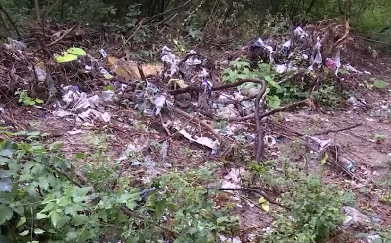 Tužno: Uz rijeku Doljanku i dalje stoji smeće nakon oktobarskih poplava u Jablanici