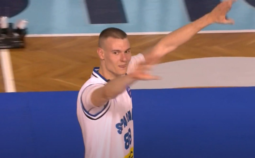 Košarkaš dizao tri prsta i provocirao usred Splita: Zaustavljen na hrvatskoj granici, dobio je kaznu