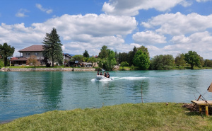 Policija reagovala: Muškarac u Livnu priveden jer se na kupalištu skidao pred djecom