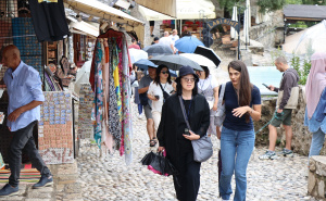 I Mostar dočekao osvježenje: Turisti po kiši šetaju gradom, pogledajte fotografije