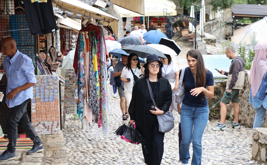 I Mostar dočekao osvježenje: Turisti po kiši šetaju gradom, pogledajte fotografije