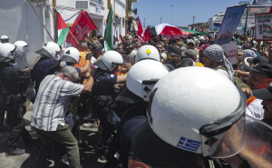 Demonstranti na grčkom otoku Kreta protestuju protiv dolaska izraelskog kruzera u luku