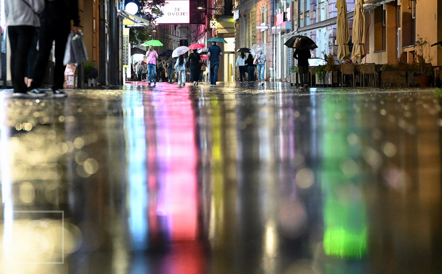 Sarajevske ulice u ogledalu kišnih refleksija: Pogledajte šta smo zabilježili kroz objektiv