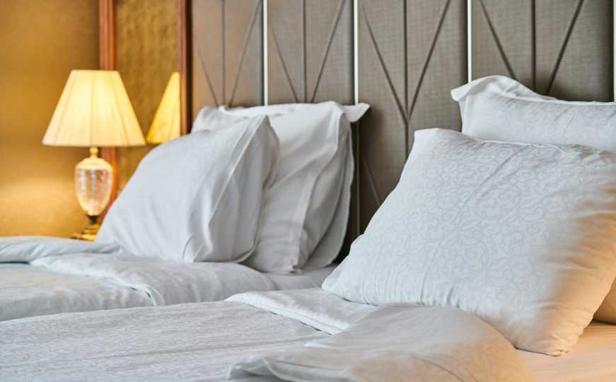 Najbolji način da očistite žute mrlje sa jastuka: Mašina vam uopće ne treba