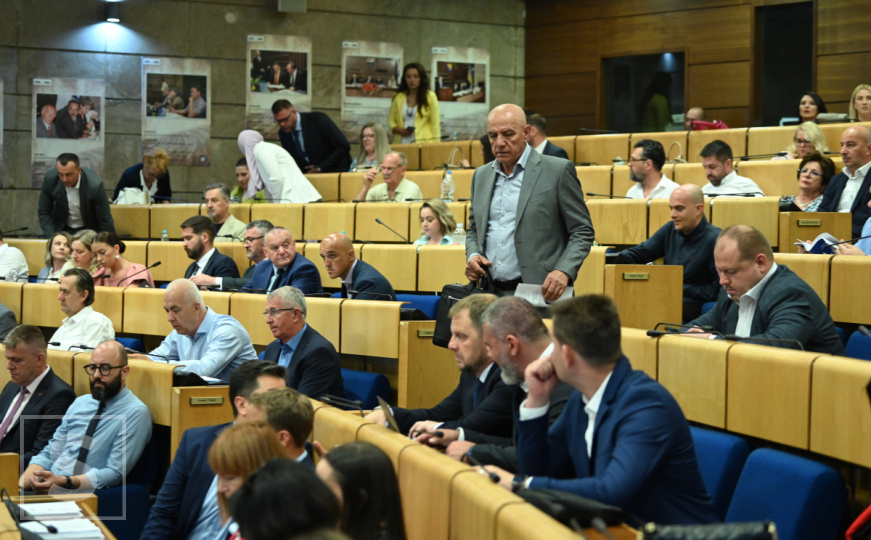 Političari iz BiH idu na (ne)zasluženi godišnji odmor: Blokade i dalje ostaju