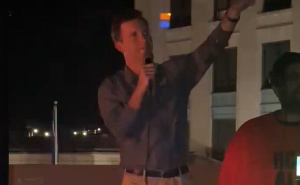 Užas u Americi: Muškarac polio benzinom i zapalio mladog političara