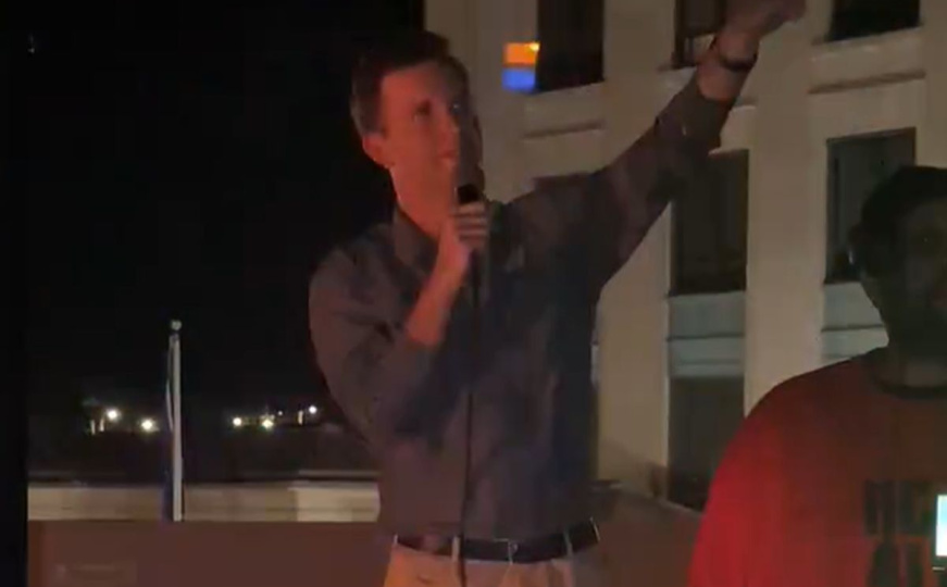 Užas u Americi: Muškarac polio benzinom i zapalio mladog političara