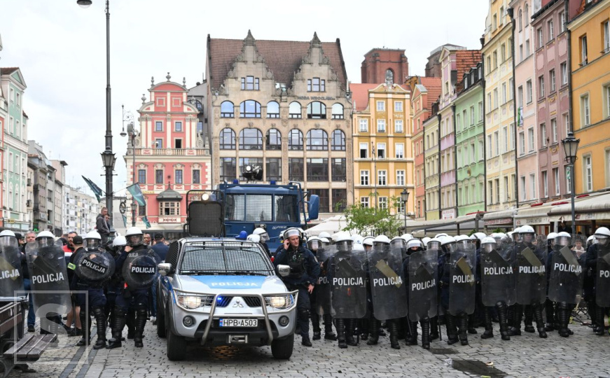 Težak incident u Poljskoj: Tridesetak maskiranih huligana napalo delegaciju FK Novi Pazar