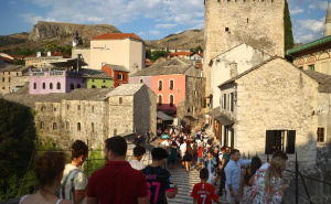 Mostar obasjan suncem: Turisti ispunili staru gradsku jezgru