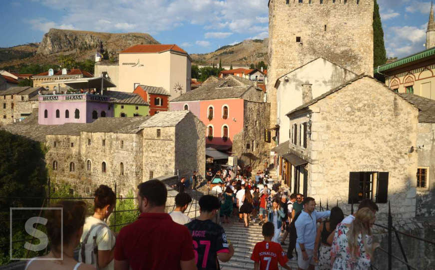 Mostar obasjan suncem: Turisti ispunili staru gradsku jezgru