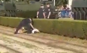 Incident na mimohodu: Par u krvavim majicama preskočio ogradu, pogledajte kako su ih savladali