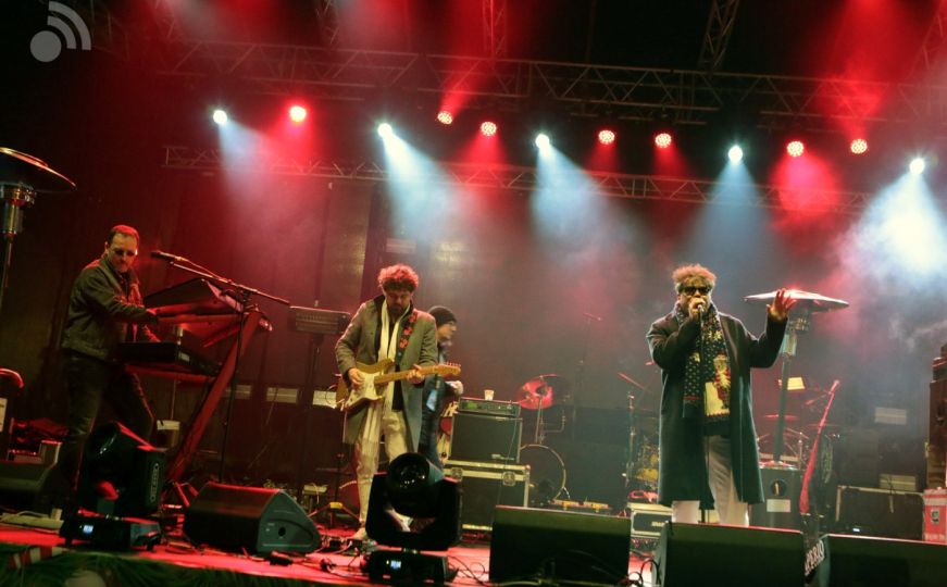 Crvena jabuka i balada s mirisom Sarajeva: "Kada siđem niz Kovače pitat ću te jednom..."