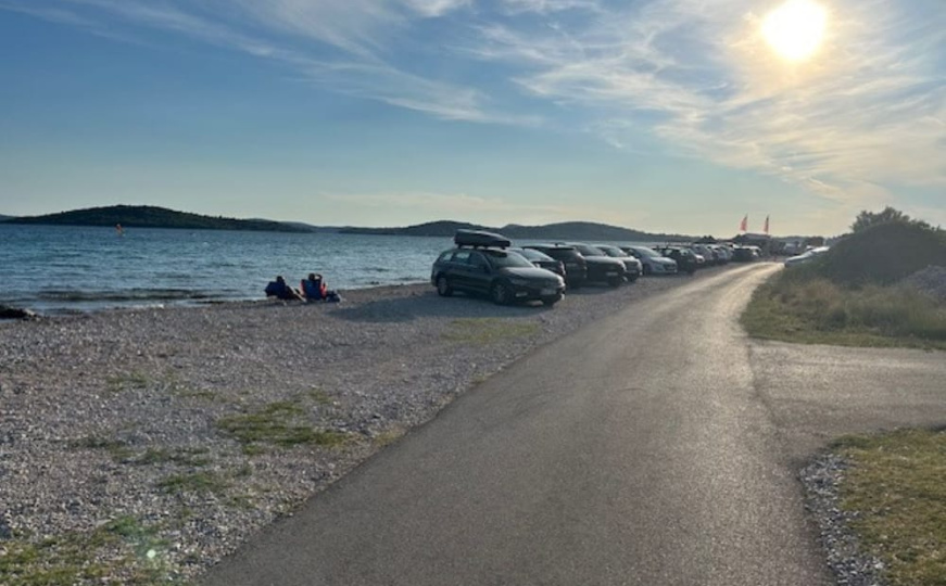 Na plaži u Hrvatskoj počela naplata parkinga: Vozači se 'dosjetili' gdje ostaviti vozilo besplatno