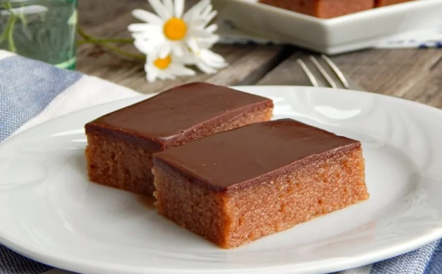 Ne peče se, a osvojit će vas svojim mirirsom i ukusom: Grčki griz kolač koji svi traže