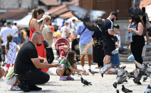 Sarajevo u punom sjaju: Baščaršija vrvi od turista, građani uživaju u suncu i šetnji gradom