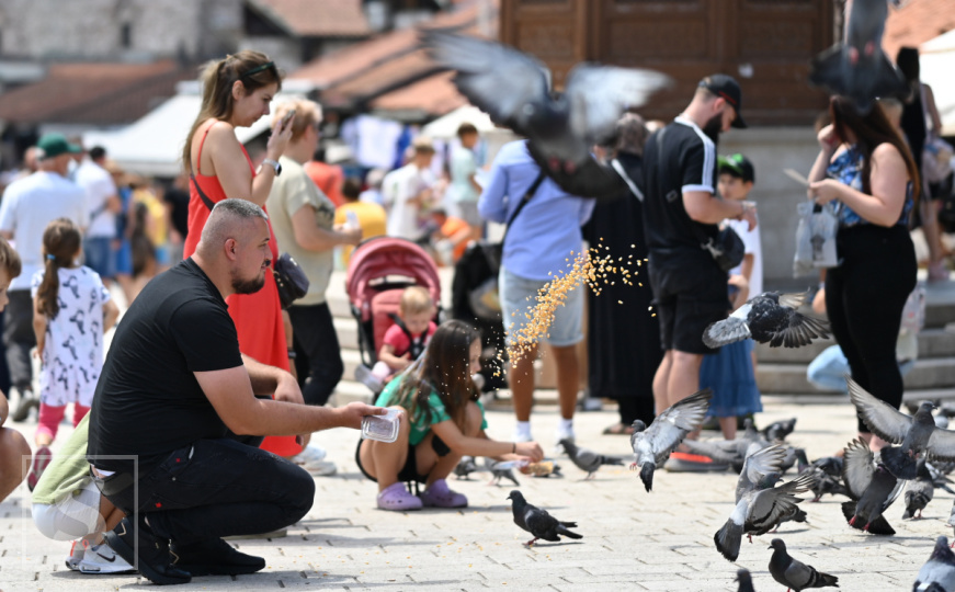 Sarajevo u punom sjaju: Baščaršija vrvi od turista, građani uživaju u suncu i šetnji gradom